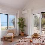別荘 Seas The Day - Beachfront, Amazing Sea Views *