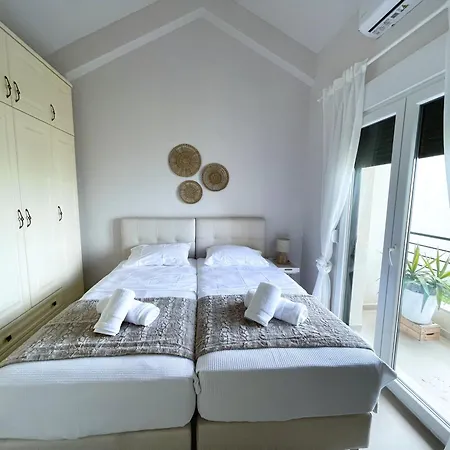 Seas The Day - Beachfront, Amazing Sea Views Holiday home