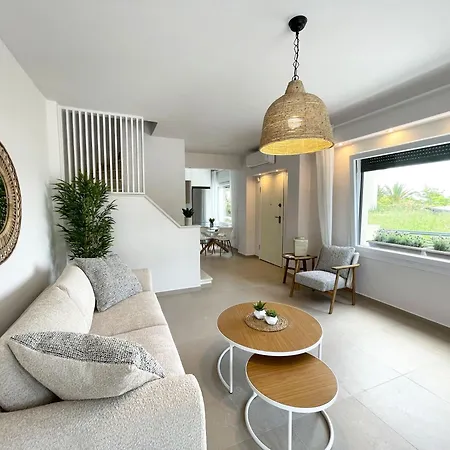Holiday home Seas The Day - Beachfront, Amazing Sea Views *