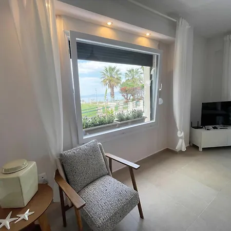 Seas The Day - Beachfront, Amazing Sea Views Holiday home *