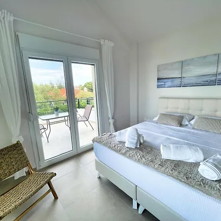 Holiday home Seas The Day - Beachfront, Amazing Sea Views