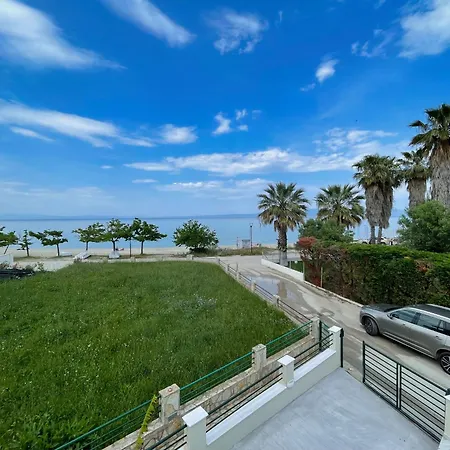 Seas The Day - Beachfront, Amazing Sea Views Holiday home