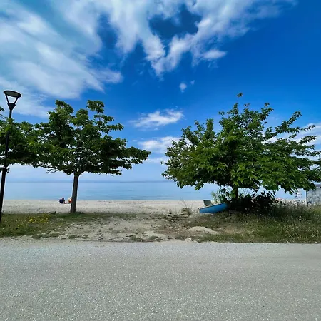Holiday home Seas The Day - Beachfront, Amazing Sea Views *