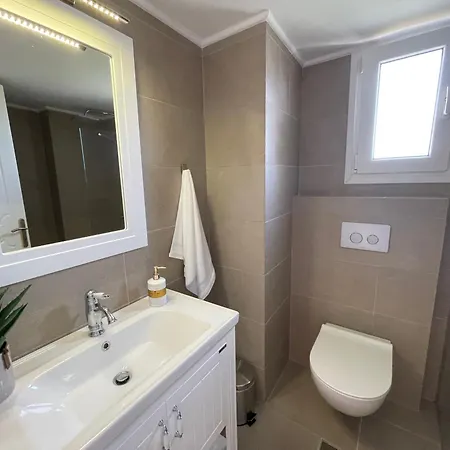 Holiday home Seas The Day - Beachfront, Amazing Sea Views *