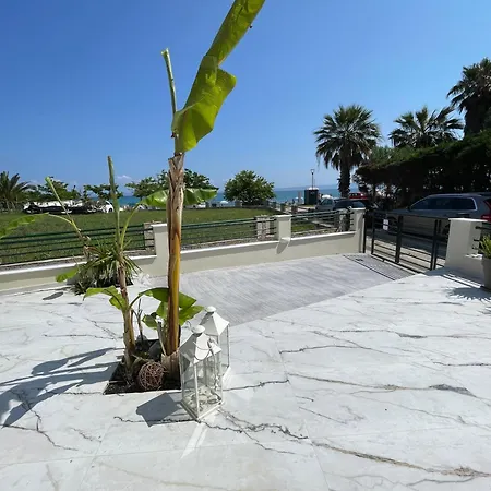 Seas The Day - Beachfront, Amazing Sea Views Holiday home
