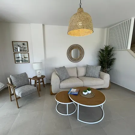 Seas The Day - Beachfront, Amazing Sea Views *