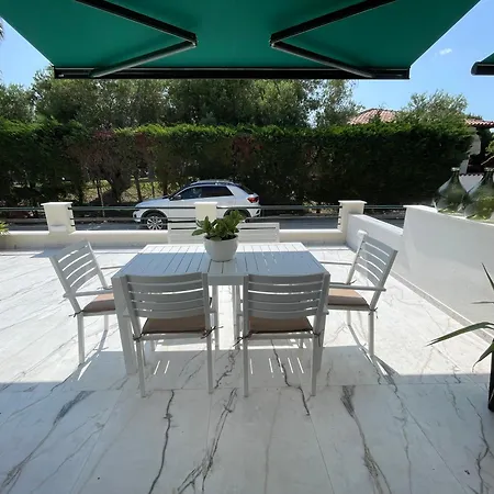 Holiday home Seas The Day - Beachfront, Amazing Sea Views