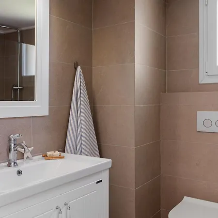 Seas The Day - Beachfront, Amazing Sea Views *